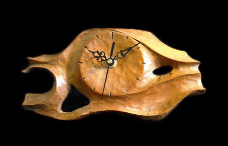 Reloj decorativo tallado en madera